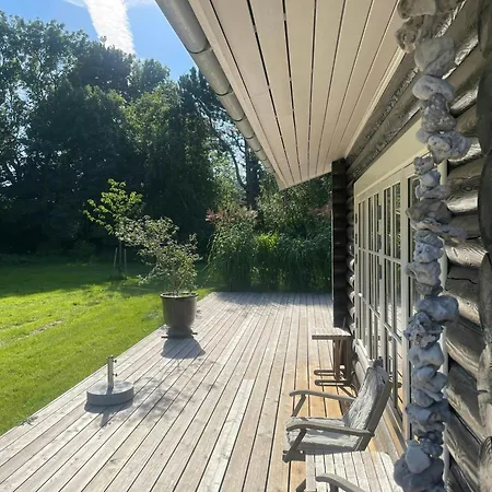 Dom wakacyjny Log Near With Garden Shelter *